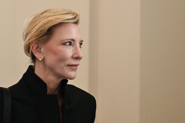 La actriz más elegante lleva pantalón cigarette y zapatos Oxford