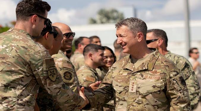 Jefe de Estado Mayor de EEUU visita Puerto Rico por crisis caribeña.