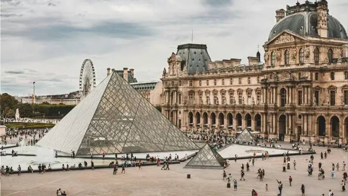 Sospechoso del robo del Louvre es una figura de las redes sociales y exguardia de un museo, según medios franceses