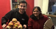 Reparten hamburguesas gratis por el centro de San Luis