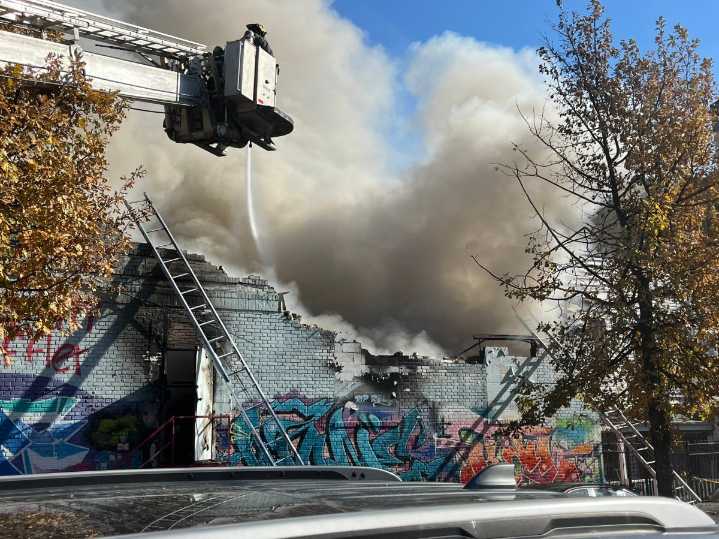 Familias desplazadas tras incendio en taller mecánico de El Bronx, 4 bomberos resultaron heridos