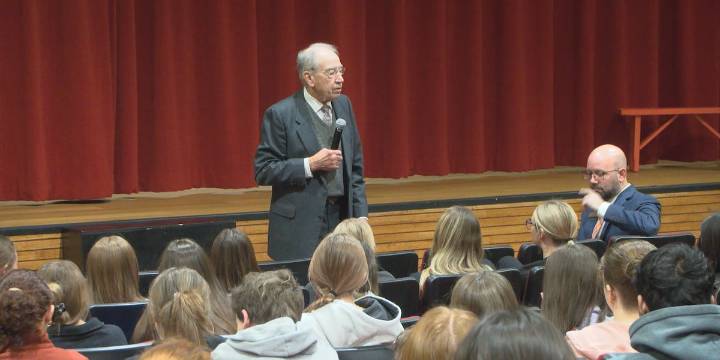 Sen. Chuck Grassley visits Akron-Westfield HS, takes questions from students