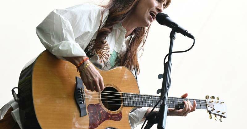 Doesn't that sound familiar? Singer pops up for pollies