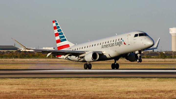 American Eagle Embraer E175 Diverts To Columbus After Windshield Cracks