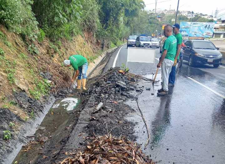 Reparan bote de aguas servidas en el kilómetro 19 de la Panamericana