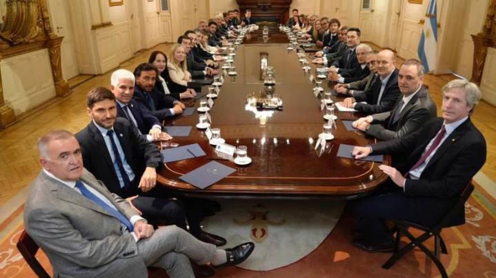 Los gobernadores quieren ver la letra chica de las reformas y fuerzan sus reclamos para cerrar la negociación