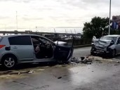 Brutal choque de dos autos en el Puente Avellaneda: hay tres heridos internados en grave estado