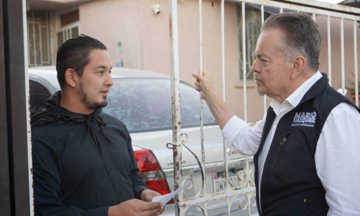 Recorre Mario Vázquez calles de Chihuahua y Parral; rinde cuentas casa por casa