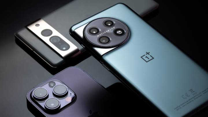 Shopping for a New iPhone or Android Phone? Read This Before You Buy