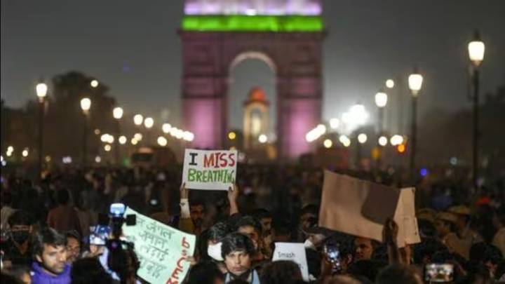 Fresh protests at India Gate over Delhi pollution, chilli spray attack on cop; 6 detained