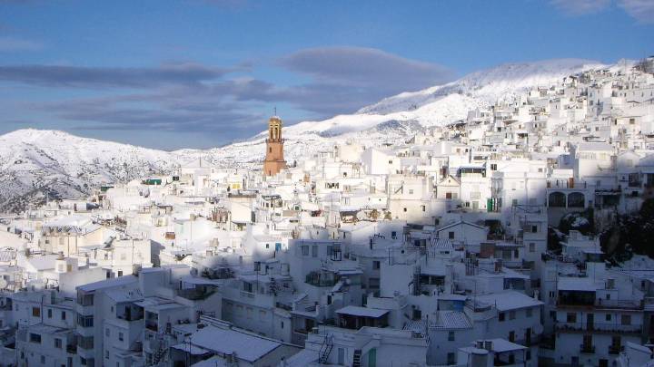 Así es el pueblo blanco de Málaga en mitad de la montaña perfecto para visitar en otoño: con la mejor gastronomía y los paisajes más fotogénicos