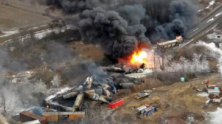 Explosión y enorme incendio tras descarrilamiento de un tren en México