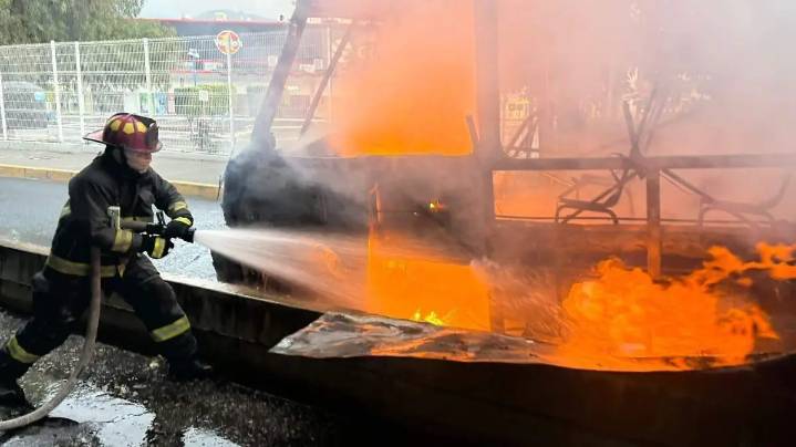 Falla mecánica provoca incendio de transporte público en Tlalnepantla