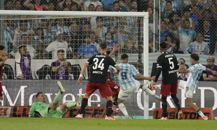 Con un gol agónico, Racing ganó un partidazo y eliminó a River del Clausura