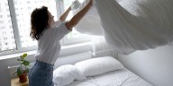 ¿Cada cuánto se tienen que lavar las sábanas? Los secretos del bioma de la cama y sus efectos en el descanso