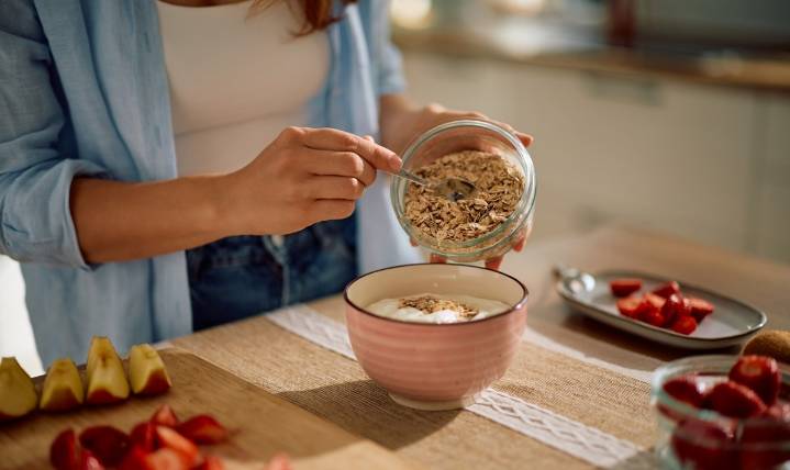 En hojuelas, agua o leche: los beneficios de comer avena a diario son múltiples