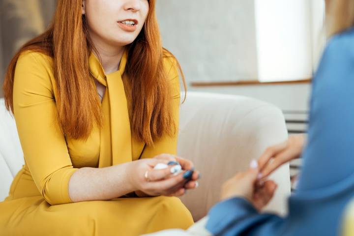 Woman Says Her Husband Wants Her to Cut off Friend Based on Pregnancy Reaction