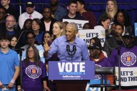 Obama reaparece en campaña y advierte sobre riesgos para la democracia en EE.UU.
