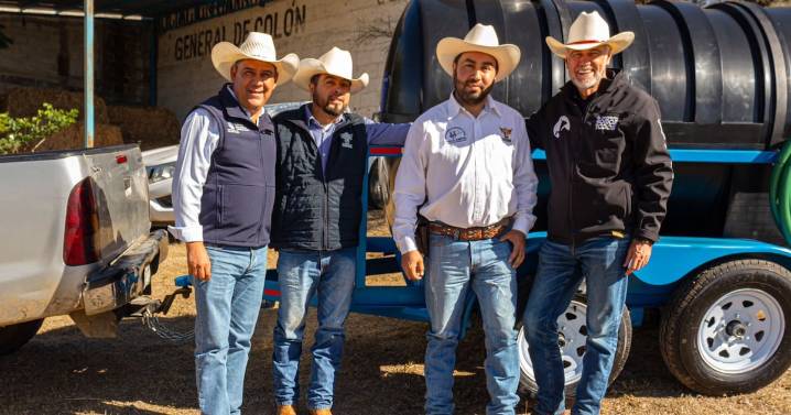 Entregan remolques para apoyar con agua a productores en Querétaro