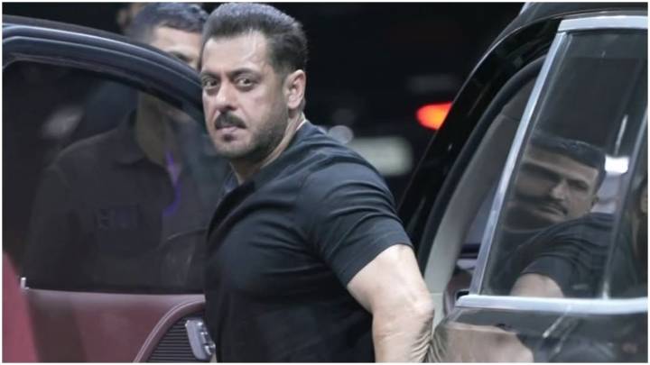 Salman Khan and family at Salim-Salma's 61st anniversary, actor greets paps. Watch