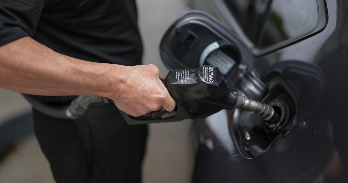 Gas prices near lowest level in 4 years ahead of Thanksgiving