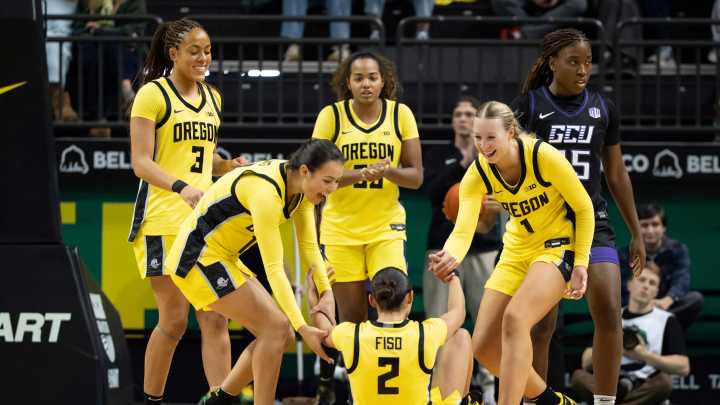Katie Fiso, Ehis Etute shine in Oregon women's basketball victory