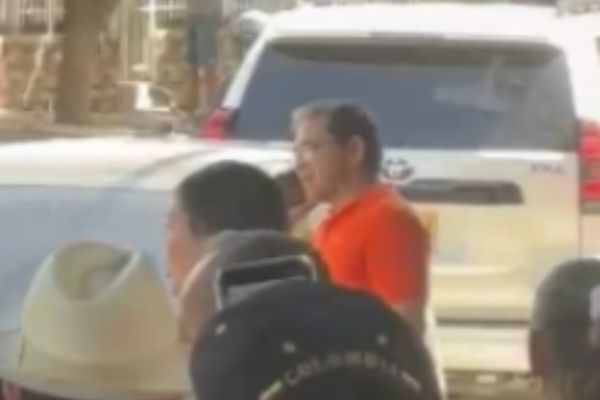 Tenso recibimiento a Rafael Martínez en inmediaciones de la IED El Pando