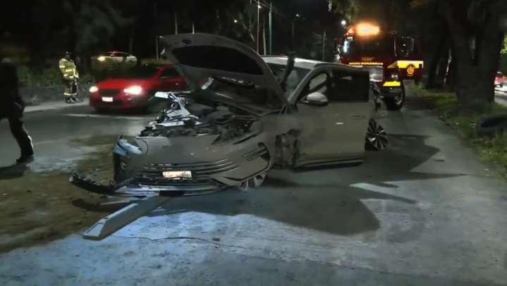 Automovilistas chocan en Insurgentes Sur y abandonan su auto; vehículo obstruye carril del Met...