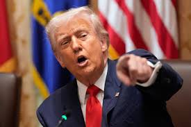 Trump autoriza operaciones encubiertas de la CIA y refuerza presencia militar ante Maduro