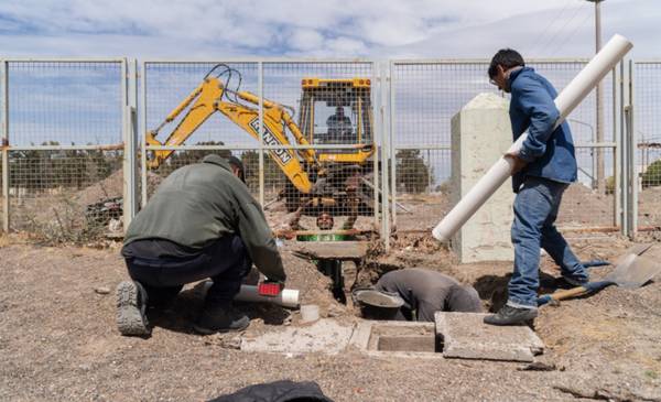 Municipio realizó trabajos de conexiones de cloacas en la Escuela N° 190 de Playa Unión