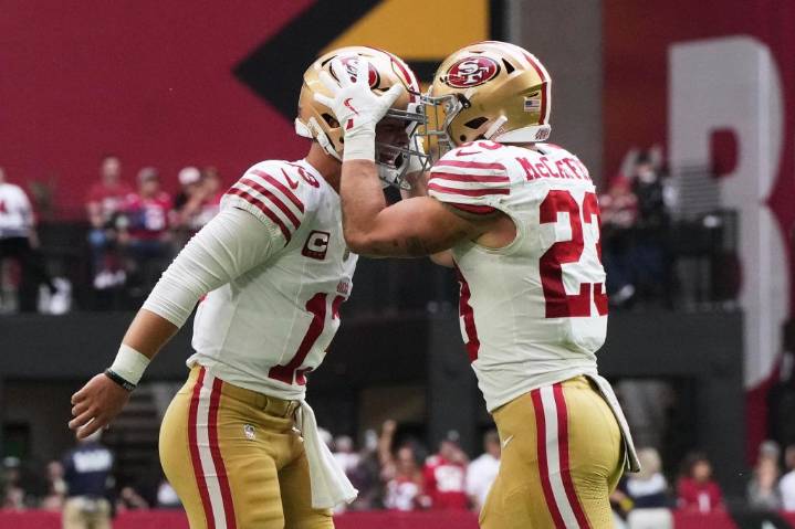 Purdy lanza tres TDs tras lesión en el pie y 49ers vencen 41-22 a Cardinals – Chicago Tribune