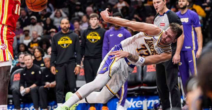 Lethargic Lakers blown out by Hawks as win streak snapped