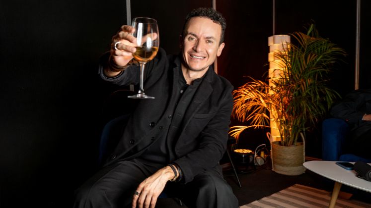 Fonseca presenta ‘Celebrar’, su nueva canción para brindar por la vida en Navidad y fin de año