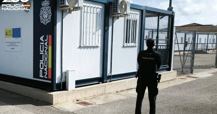 Detenido el patrón de una patera rescatada en Cabrera con 18 tripulantes que no sabían nadar