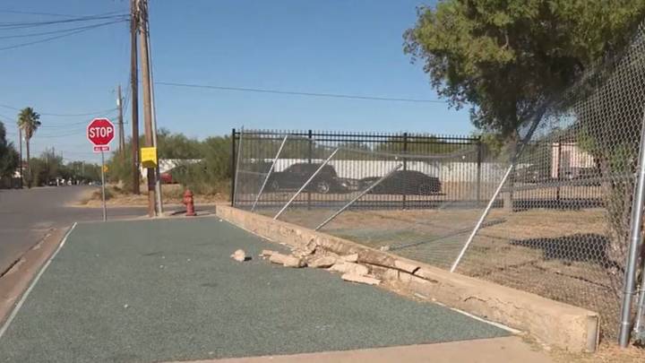 Policía de Laredo pide ayuda ciudadana; conductor huyó tras derribar la cerca de una escuela