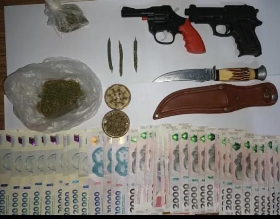 Secuestran réplicas de armas y marihuana tras operativo en Fernández Oro