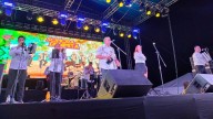 Bailan al ritmo de la cumbia y la banda en el Teatro del Pueblo
