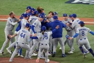 Los Dodgers ganan las series mundiales de béisbol tras derrotar a Toronto en el séptimo partido de la final