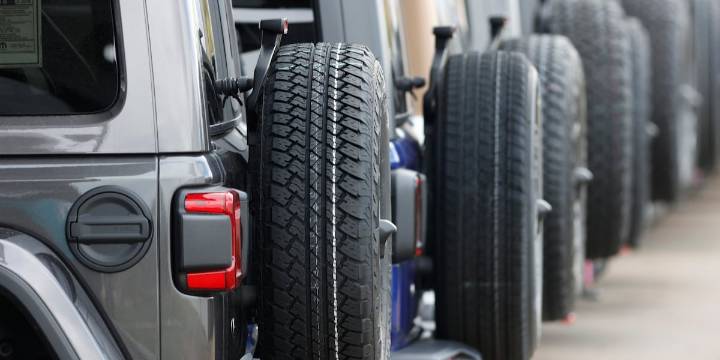 Chrysler recalls 320,000 Jeep plug-in hybrids due to faulty battery that can catch fire