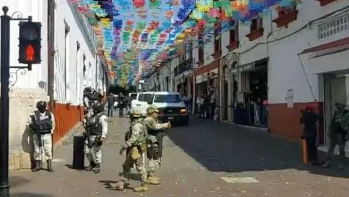 Detienen a siete escoltas de Carlos Manzo 20 días después del homicidio; son investigados por abatir al tirador