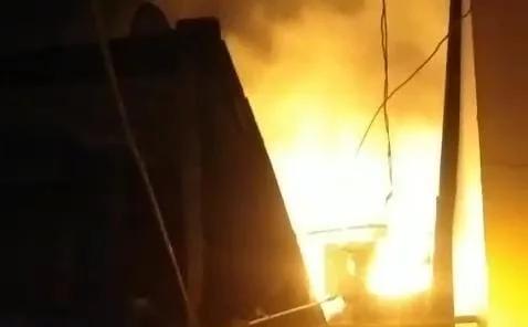 Massive Fire Erupts in Srinagar’s Fateh Kadal ; Firefighting Operation Underway