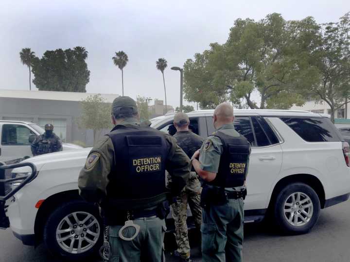 Agentes migratorios armados se llevan coche con un bebé tras arrestar a su padre en EEUU