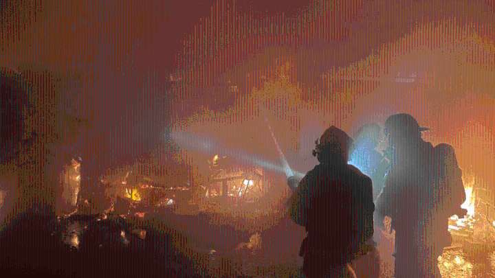 Bomberos de Brownsville combaten fuerte incendio en residencia de la ciudad