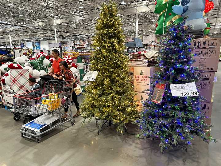 U.S. Christmas spending to top $1 trillion for the first time