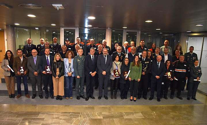 La Junta reconoce a tres voluntarios y cuatro agrupaciones de Protección Civil de Cuenca
