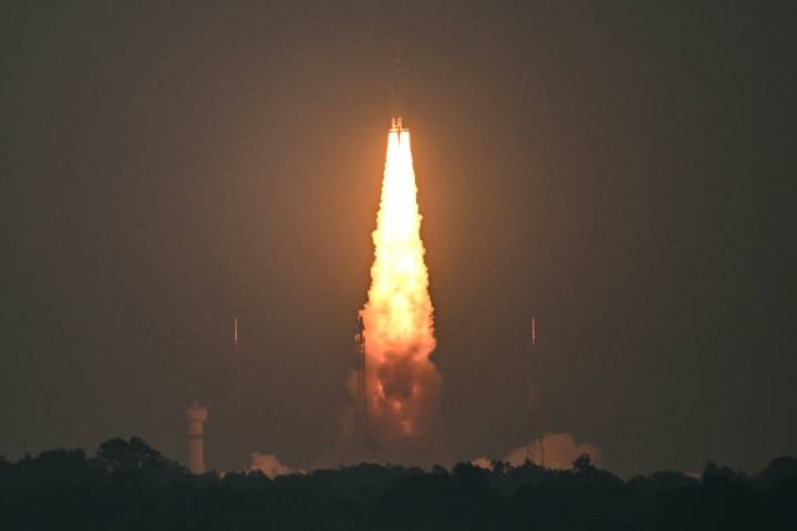 La agencia espacial india asta su adiátere más pesado
