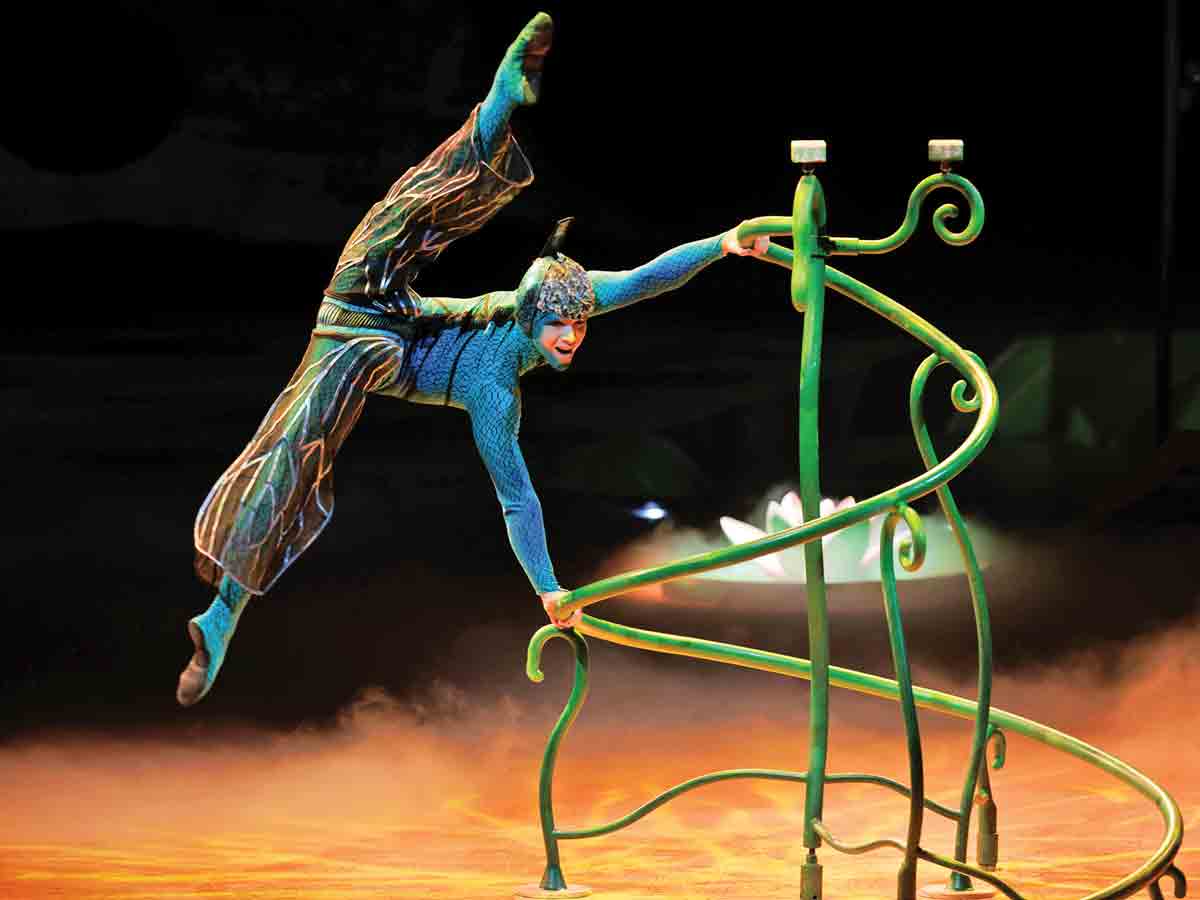 Ovo, magia y acrobacias renovadas; bichos acróbatas del Cirque Du Soleil
