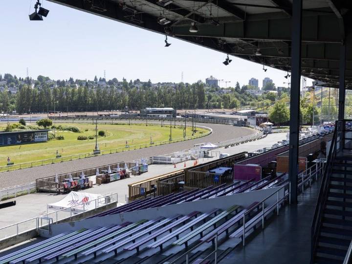Province to cut slot machine revenue for Hastings Racecourse