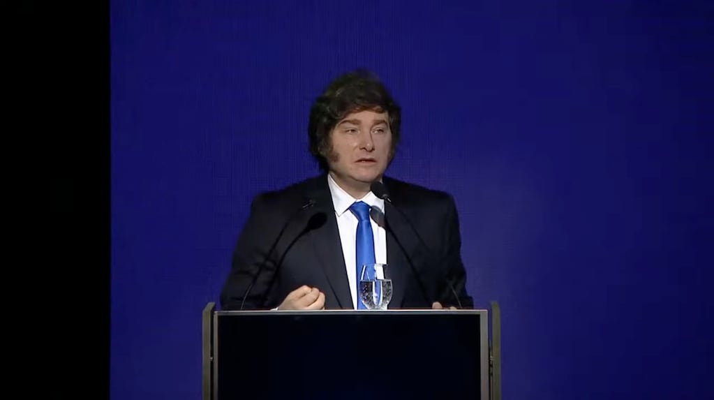 Milei oficializó por DNU un reordenamiento del Gobierno que mueve funciones clave entre ministerios