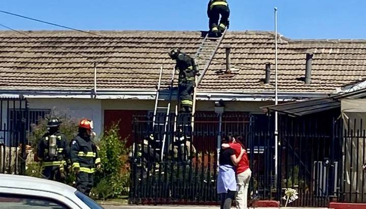 Explosión de un cargador que quedó enchufado causó un incendio en casa de Concón